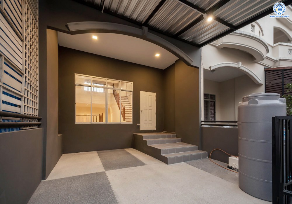 บ้านมือสองตกแต่งใหม่ โครงการ ไชน่าทาวน์ รามอินทรา8 เนื้อที่ 22 ตร.ว. ฟังก์ชัน 3 ห้องนอน 3 ห้องน้ำ 1 ที่จอดรถ บนทำเลศักยภาพ เชื่อมต่อถนนรามอินทรา ถนนลาดปลาเค้า ถนนเกษตรนวมินทร์ ใกล้รถไฟฟ้าสายสีเชียว "สถานีเสนานิคม" และทางด่วน "ฉลองรัช"